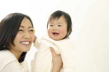 産後の不調が改善されて笑顔のママと赤ちゃん