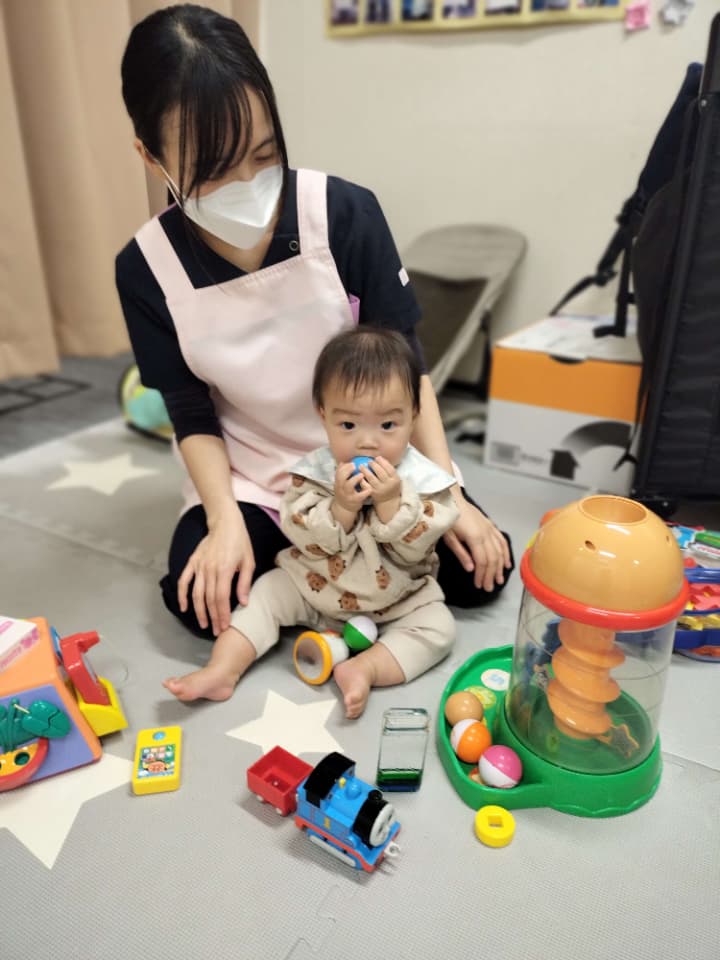 保育士と子ども