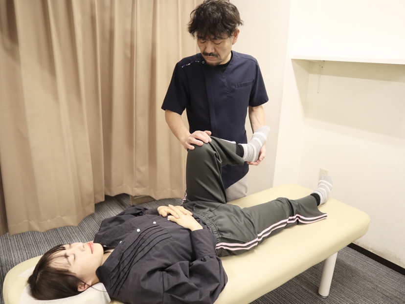 恥骨痛を施術する女性