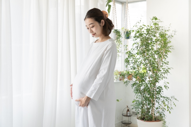 お腹に手を添える妊婦さん