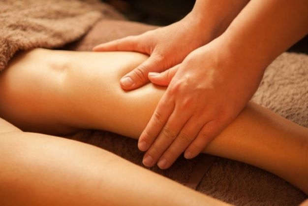 オイルマッサージされる足