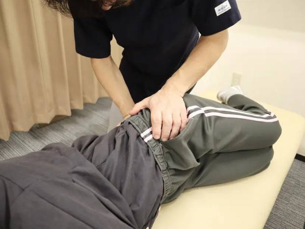 整体施術の女性 腰